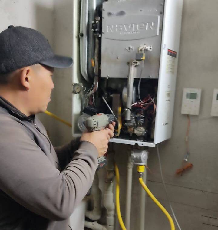 Сантехник за работой